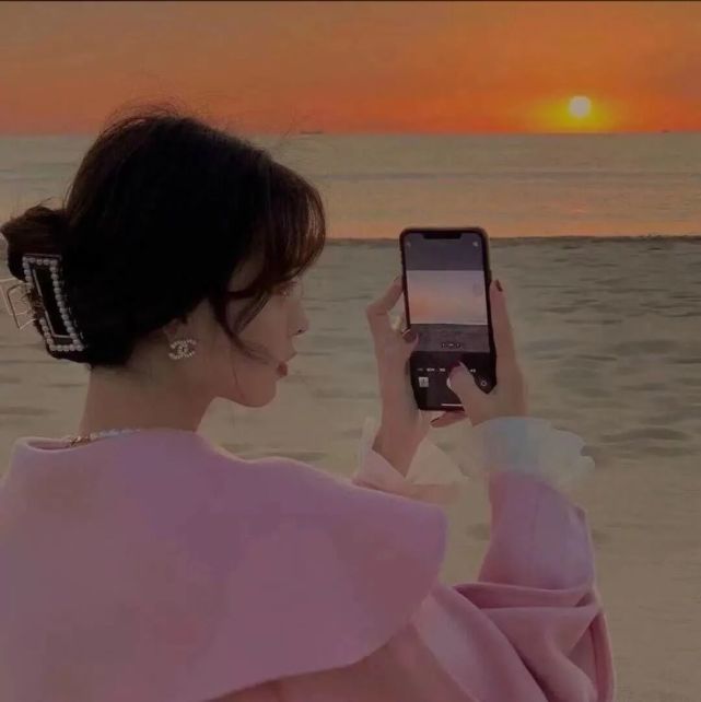 黄昏时刻,落日洒在你头发上,很美.