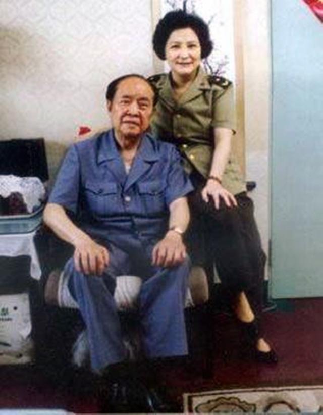 他官至湖南省委书记,曾担任武警部队总政委,妻子被授予少将军衔