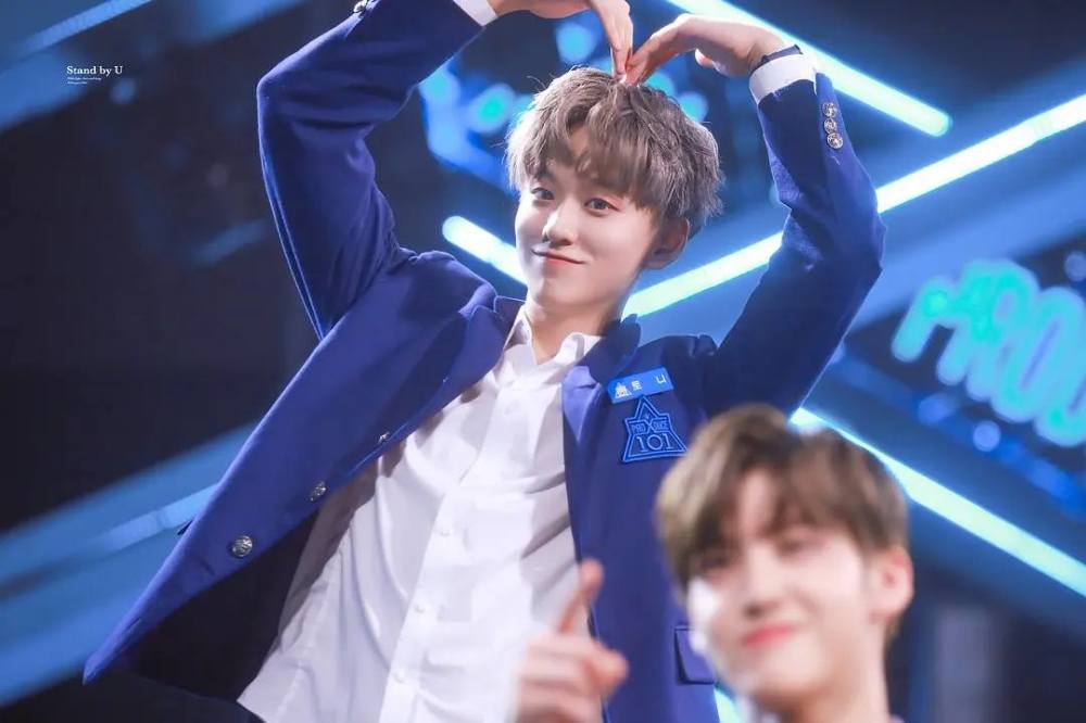 《produce x101》结束后,余景天进入了fnc公司训练,由于中韩双方公司