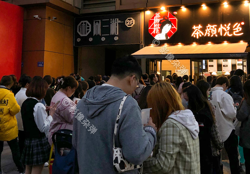 长沙人连夜排队挤爆门店网红奶茶茶颜悦色火爆背后的真相