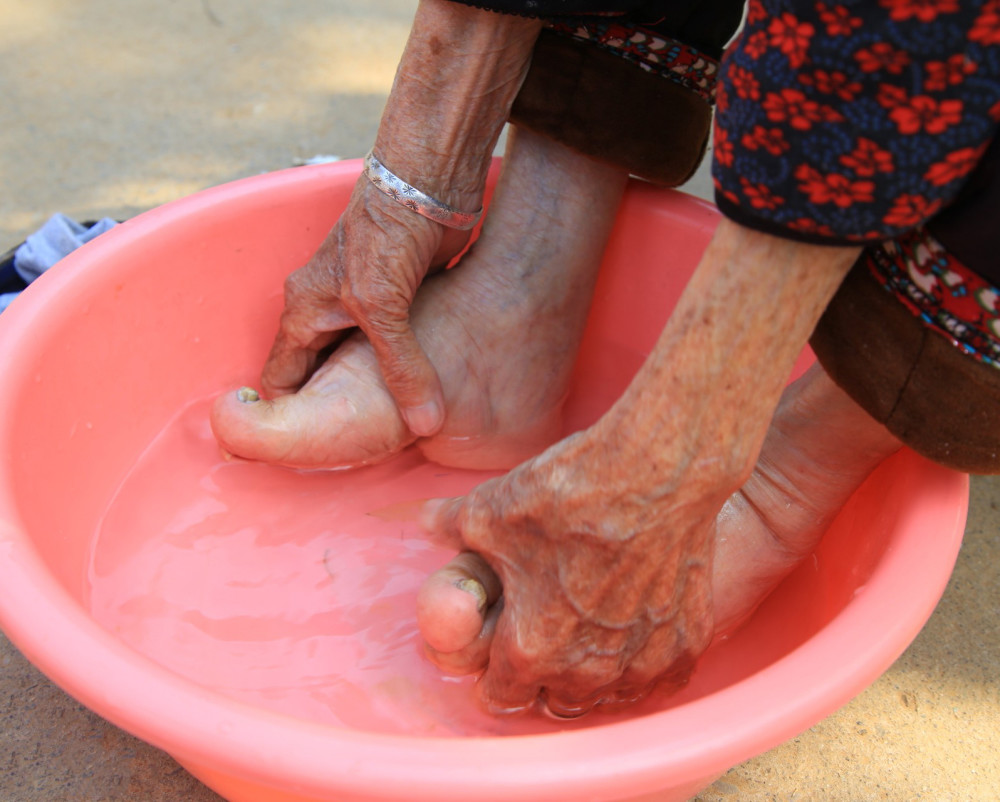 晋南奶奶6岁缠脚长成"三寸金莲",今年100岁看她生活是个啥样子