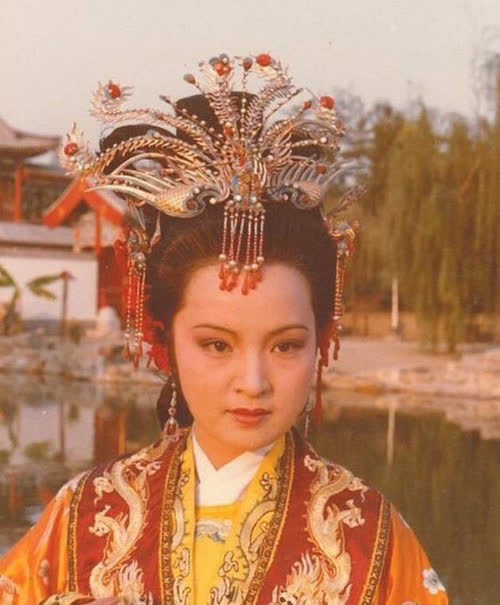 贾元春并不受宠,热闹省亲是皇帝的一场阳谋,元春暗示
