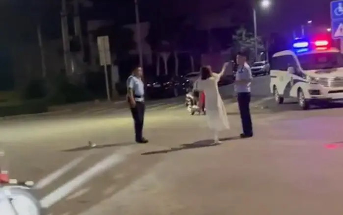 一女子酒后街头滋事,辱骂民警,并扇民警大嘴巴!