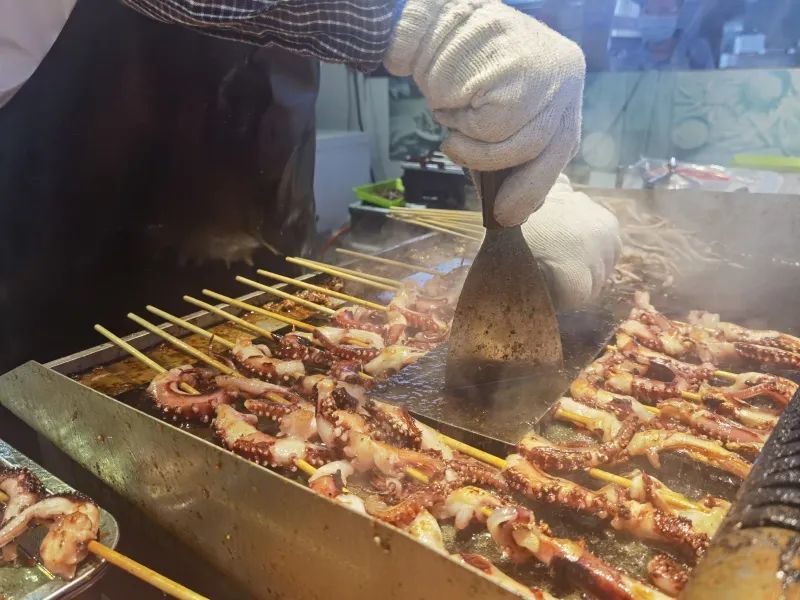 南北疆夜市陆续恢复营业 4月8日 记者在乌鲁木齐野马时光夜市看到 在