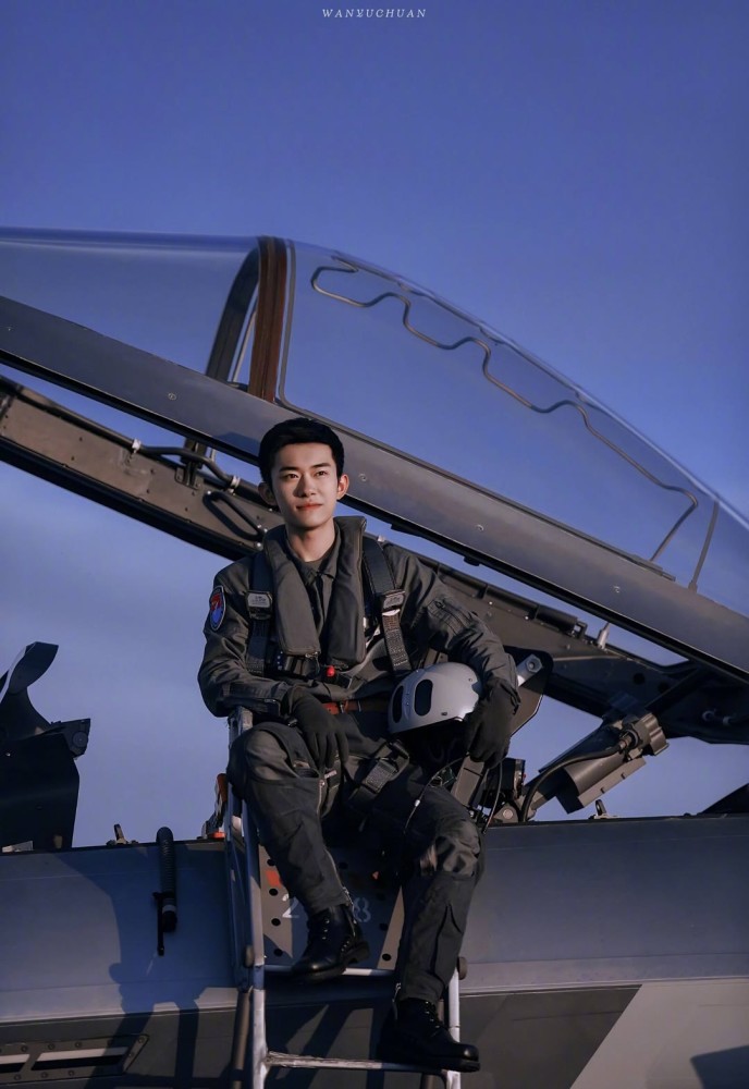明星壁纸丨易烊千玺连寸头都这么帅!
