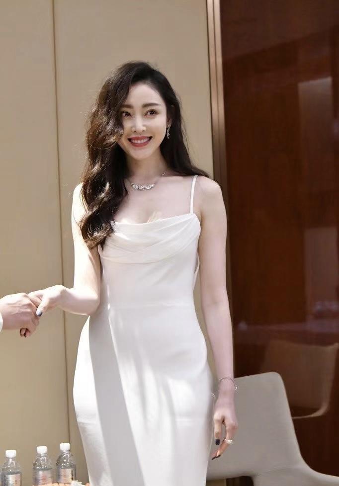 张天爱不愧是"时髦精",一袭白色吊带连衣裙成熟优雅,高级洋气