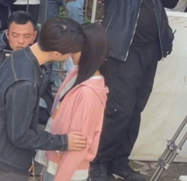 关晓彤范丞丞吻戏全角度解析,关晓彤表情很淡定,张一山间接助攻