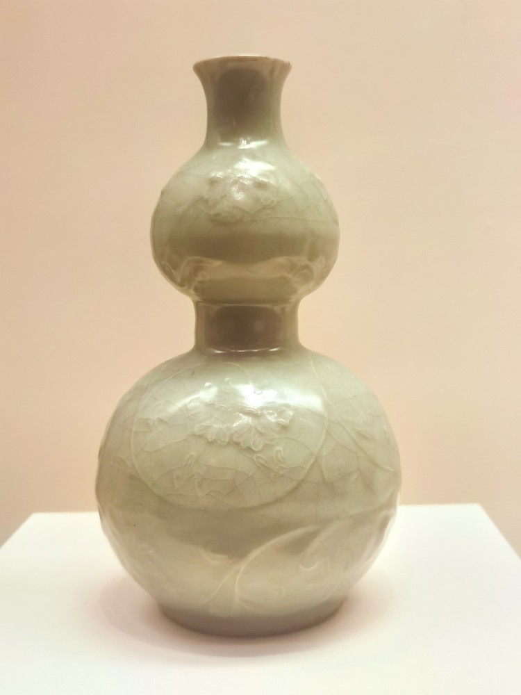 看见文物|青瓷釉色之美——龙泉窑粉青釉凸花葫芦瓶