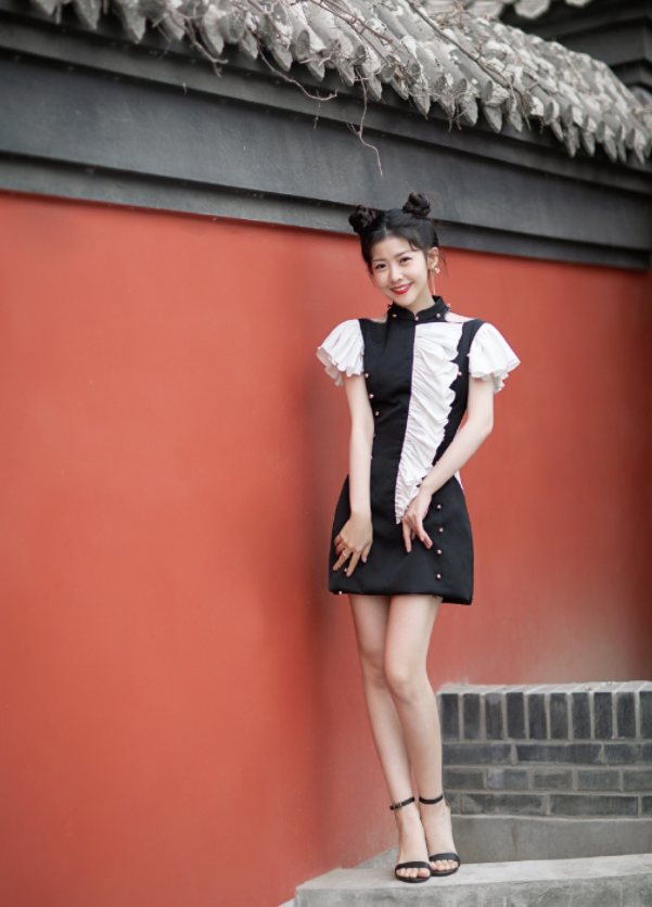 赖美云机场私服照流出,看到脚上的鞋子,真只有1米53