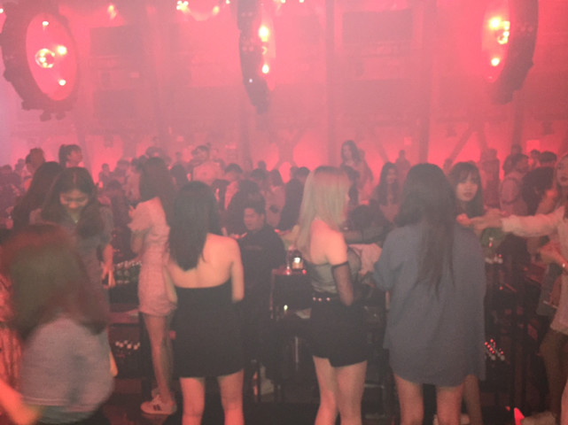 广西柳州,探趣酒吧touch美女如云,越夜越疯狂