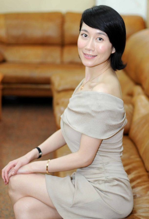 温峥嵘的皮肤保养得真好,穿礼服也只化淡妆,气质真有女人味