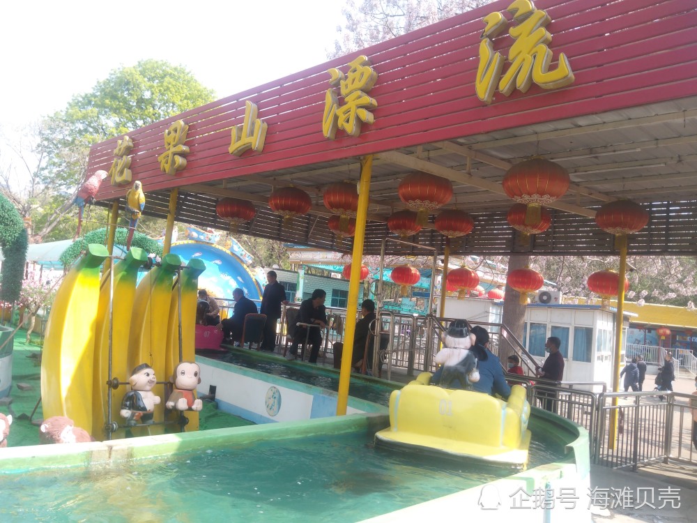 今天是周末,郑州人民公园好多人 ,过山车,蹦极,花果山漂流,各种游乐