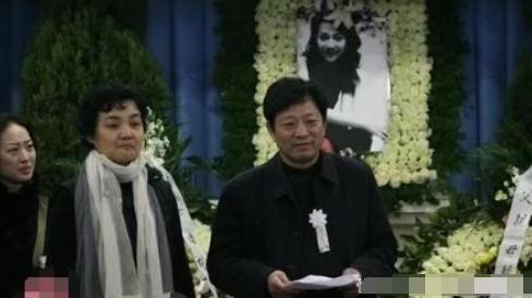 2009年,潘星谊被鱼缸割喉死在家中,葬礼上父亲的笑很耐人寻味