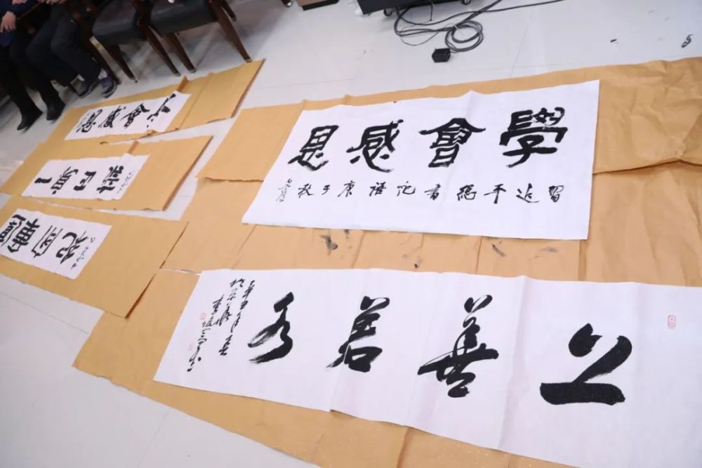 濮阳中院:翰墨飘香颂党恩