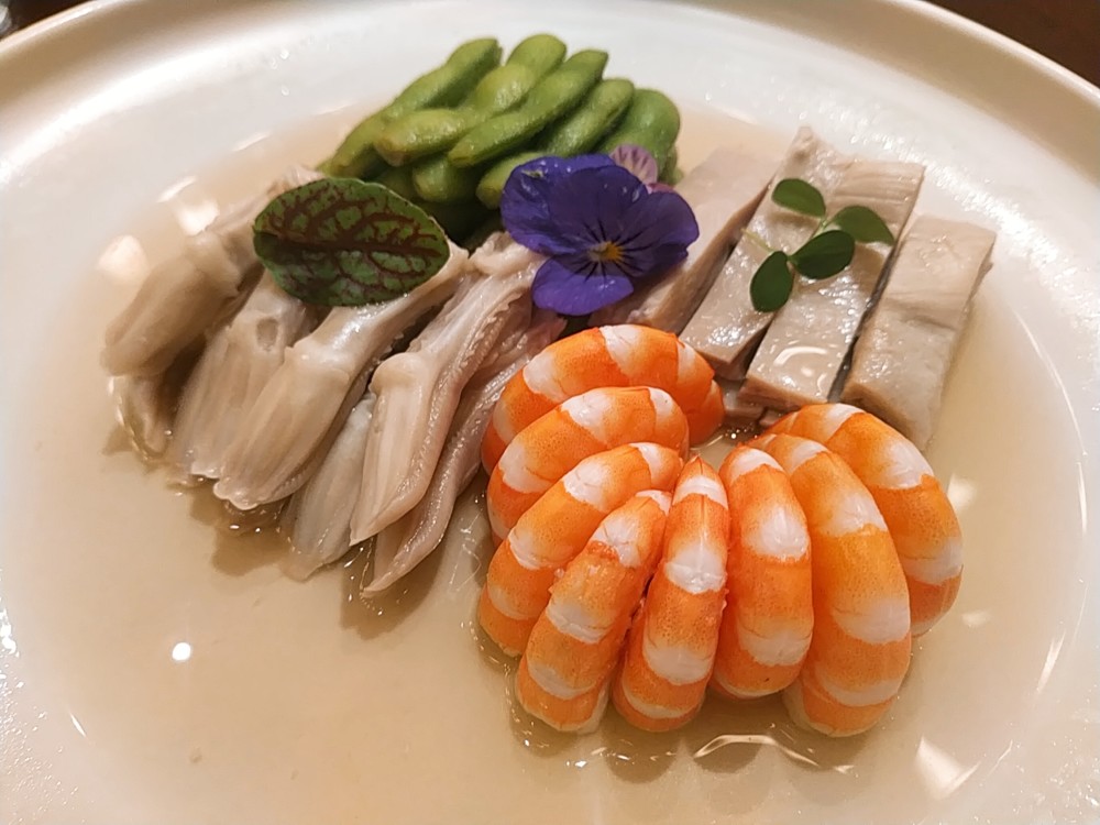 苏菜由金陵菜,淮扬菜,苏锡菜,徐海菜组成.其味清鲜,咸中稍甜,习尚五辛