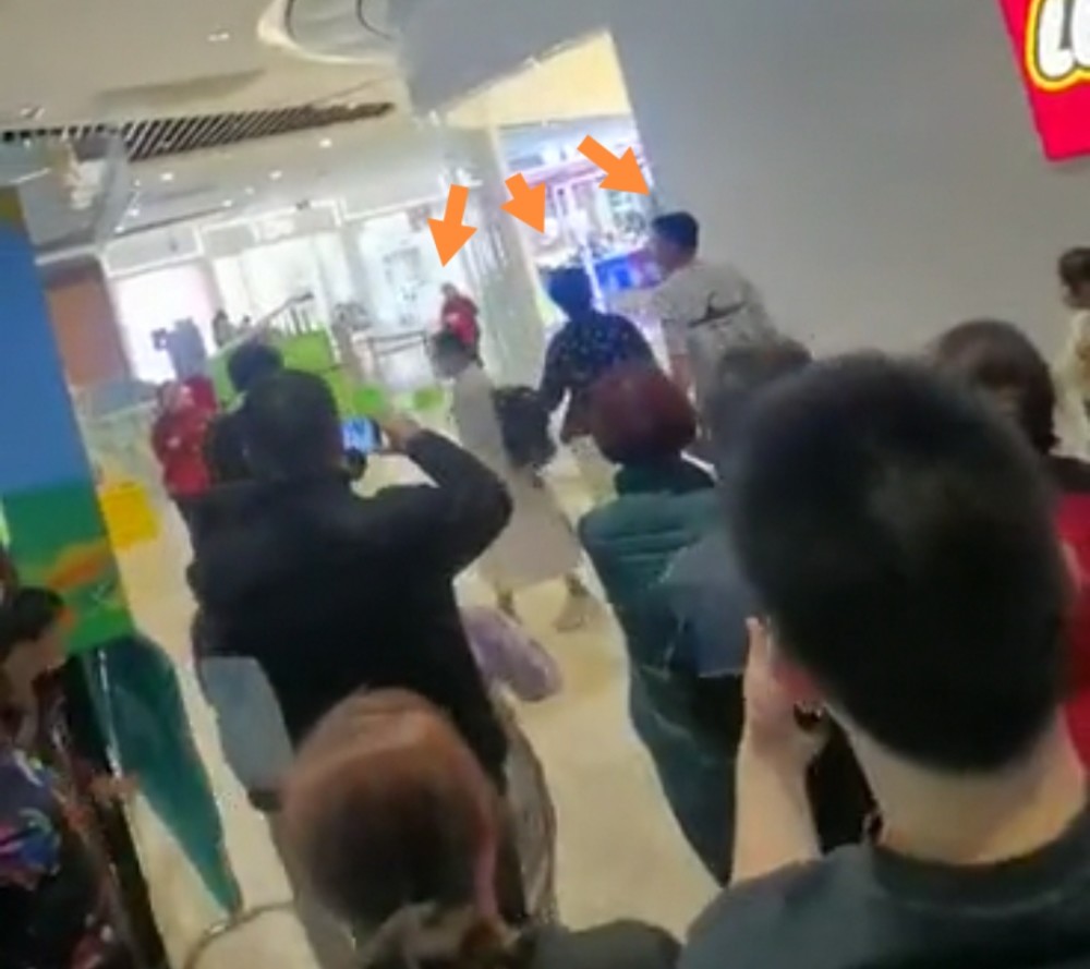 重庆一大妈自称上等人,在必胜客索赔2800元,服务员下跪道歉无果