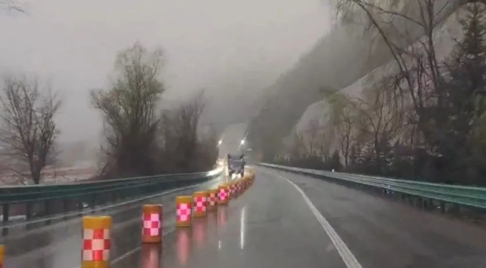 受雨天影响,兰海高速(g75)兰临段新七道梁隧道内半幅通行