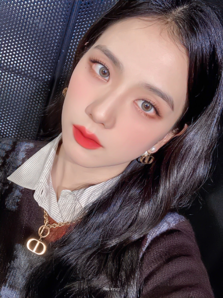 jisoo智秀教科书式自拍,秀秀太美了吧