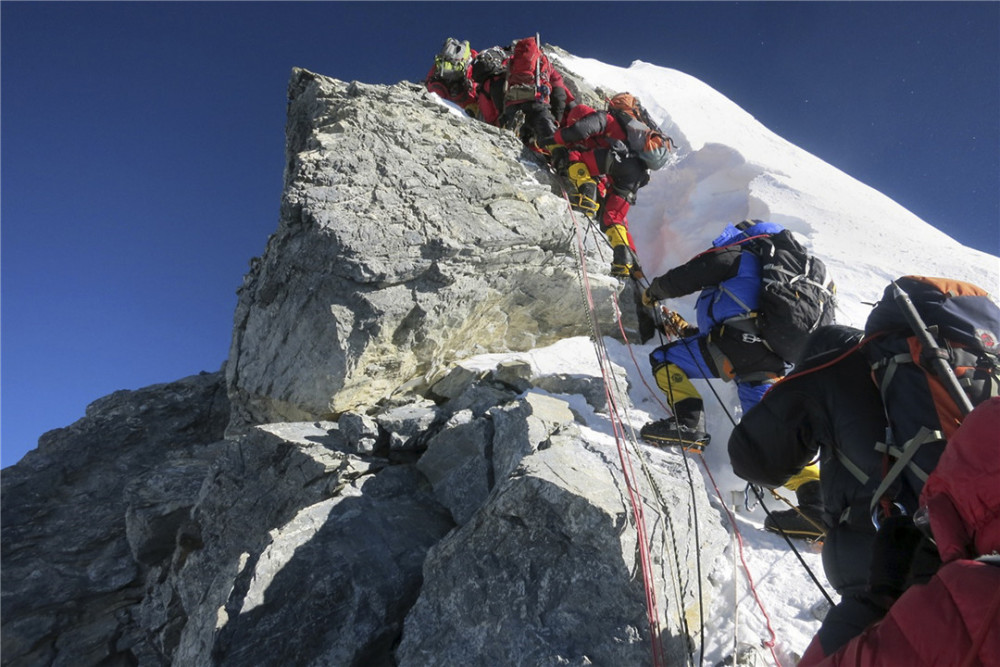 当时路过的两名英国登山者经过她身边,奄奄一息的弗兰西斯向他们求救