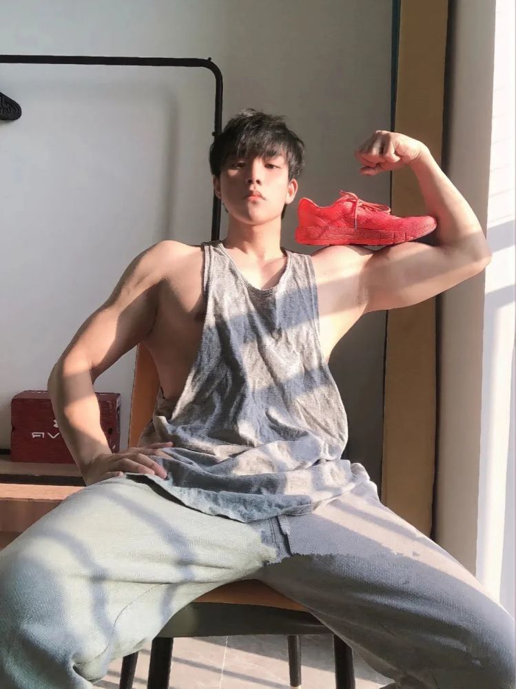 最近发现了一位健身小哥, 不仅肌肉身材和身高比例, 让许多男生们