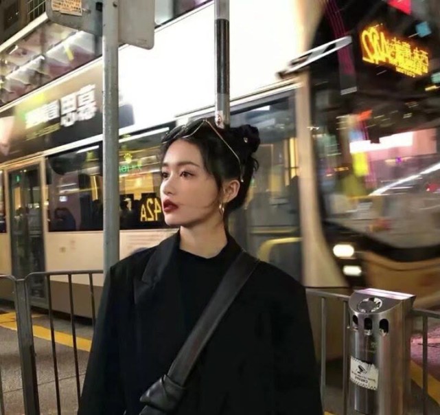 闪闪发光的女生头像