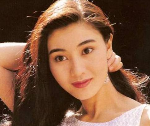 50岁李嘉欣近照,18岁成名情史复杂,试管儿子一点不像她!