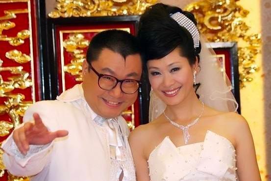 55岁于文华全家照,25岁女儿如花似玉,二婚丈夫也超级帅气!