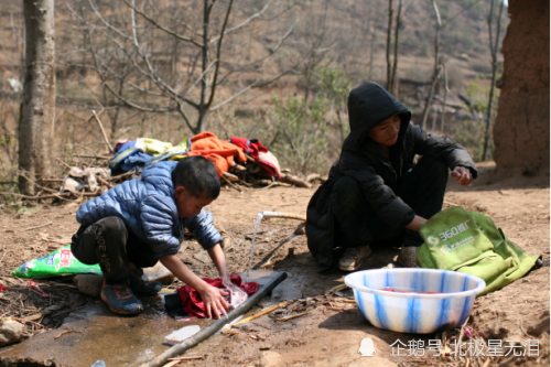 喝上安全健康饮用水,培养山区孩子们的健康饮水习惯.