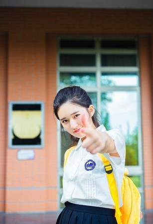 赵露思台湾念时尚造型系时校花萌照曝光!大学美食街经营馄饨店!