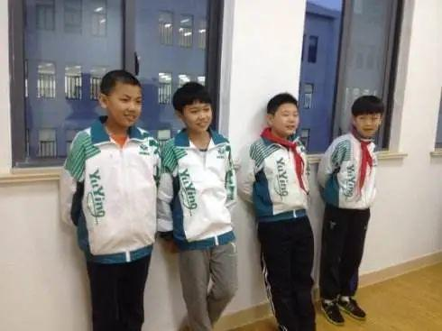 学生迟到屡次不改门口罚站校长看到让学生先回教室老师被处分