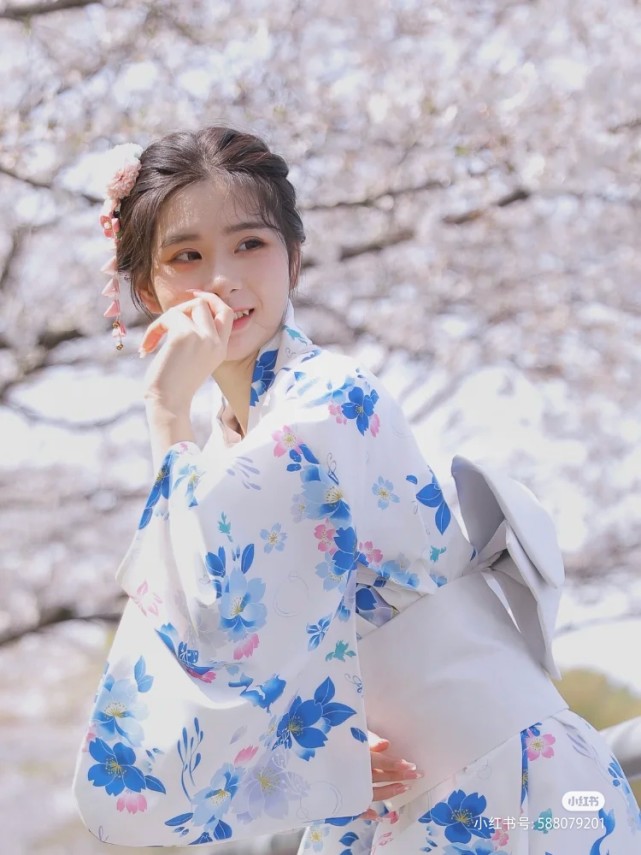 樱花树下的和服少女写真