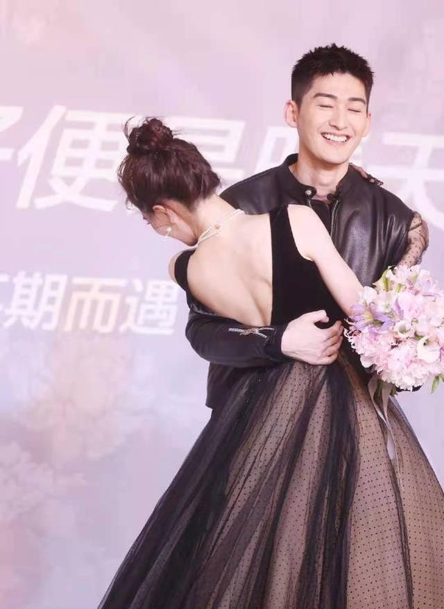张翰发文艾特徐璐晒结婚证:整天追着我要本本本本的,给你本