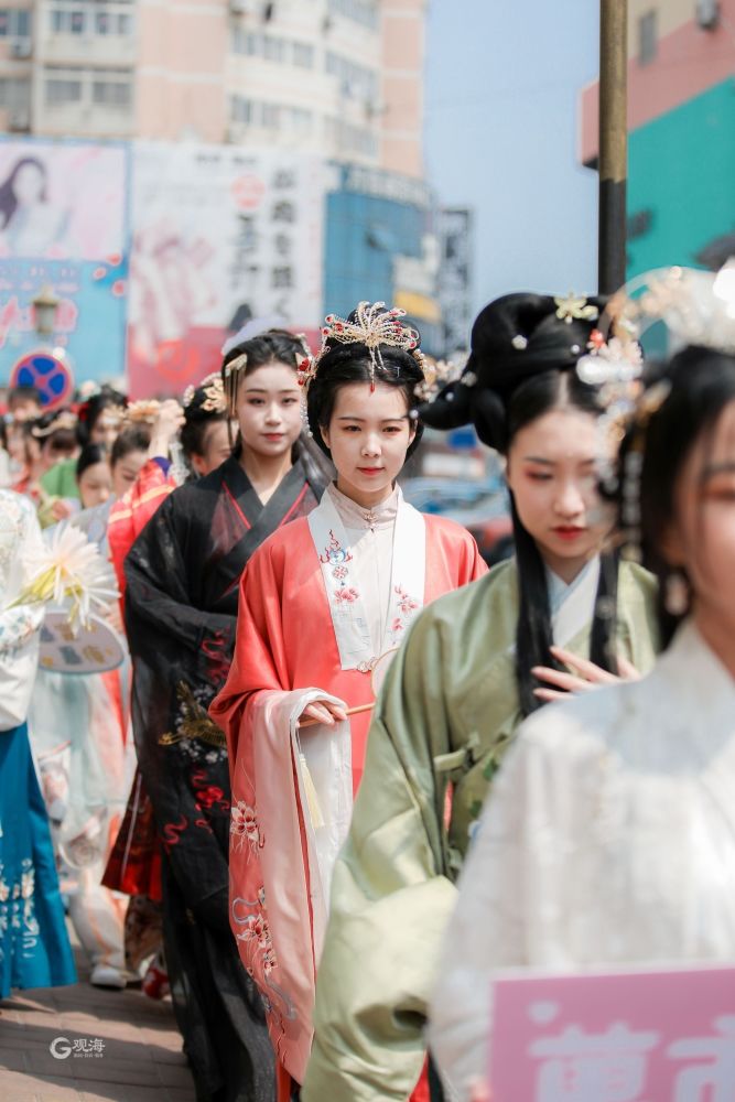 4月10日,临近传统节日上巳节,台东步行街举行了一场别开生面的汉服