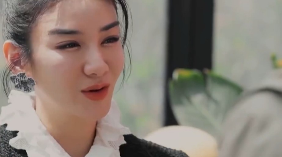 崔伟主动见黄奕女儿,三人一起踏春荡秋千,黄奕满面笑容超甜蜜