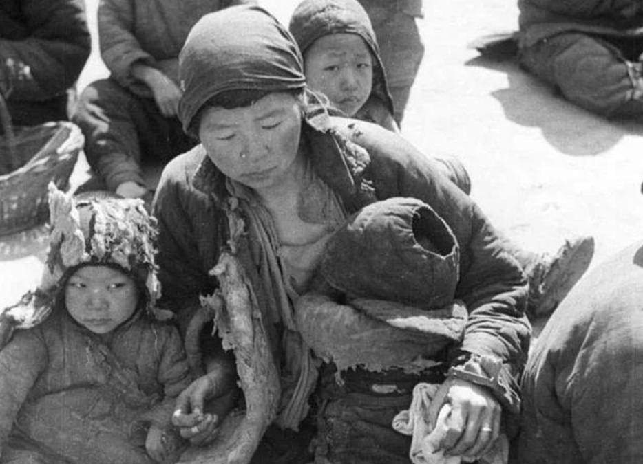 1942年河南大饥荒,妇女们为了让娃娃活命,主动将自己卖给人贩!