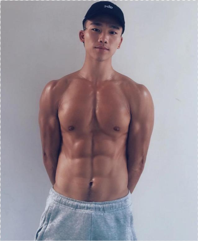 阳光俊朗的气质,爱好健身的精瘦小哥哥,八块腹肌让人羡慕嫉妒哦