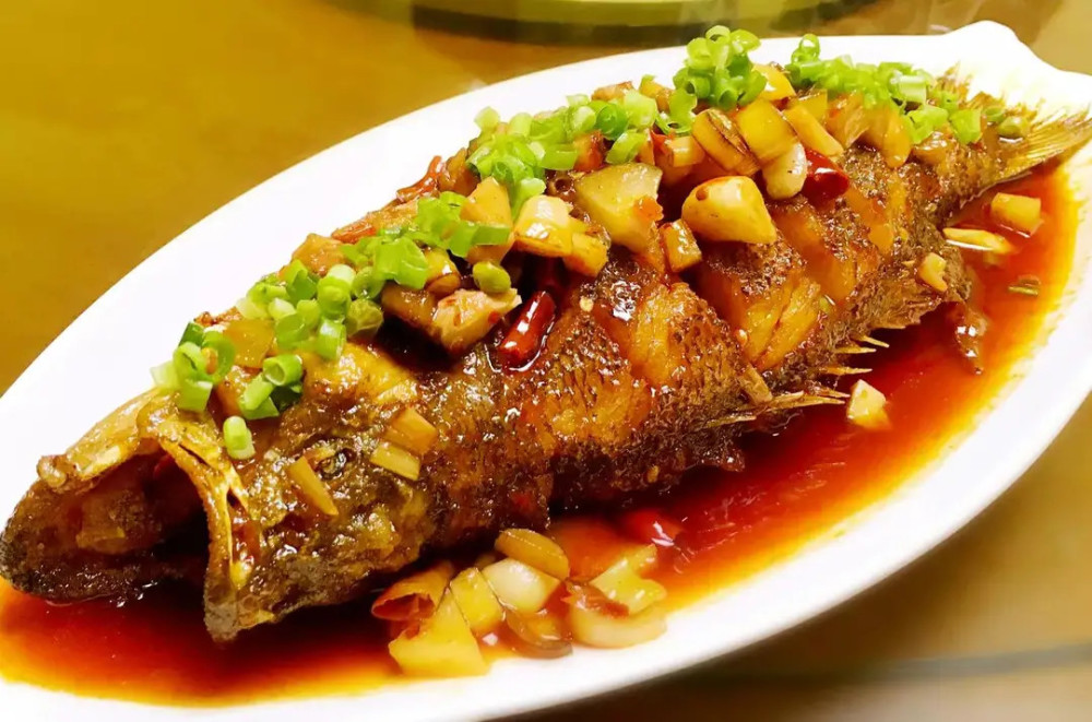 【干烧鲈鱼】 干烧鲈鱼属于川菜,但并没有像其他川菜那样麻辣,只有一