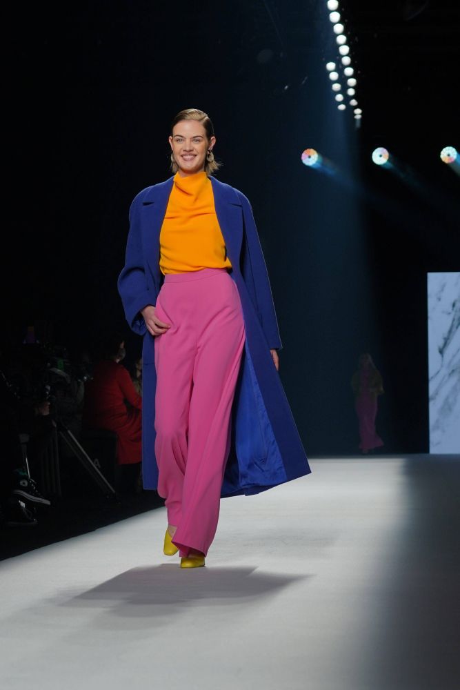 时装周上展示西班牙angel schlesser品牌的2021/2022秋冬新款服装