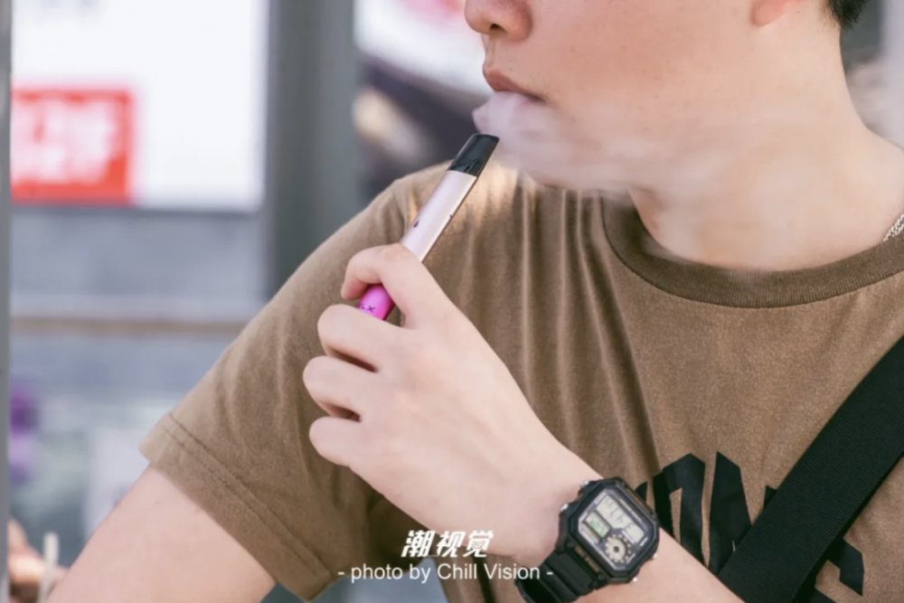 挂在脖子上四处晃悠 没事就来吸两口 吸食电子烟的原因有很多 或许是