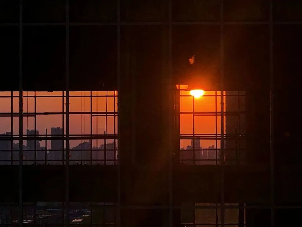 **** 被教室外静静的走廊玫红的天空击中,原本学习筋疲力尽,沐浴夕阳