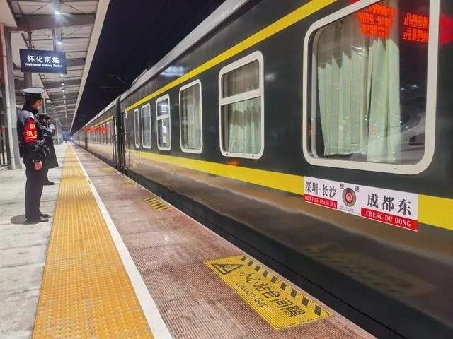 开进怀化南站停靠在10站台 标志着怀化南站正式接发普速列车 4月10日
