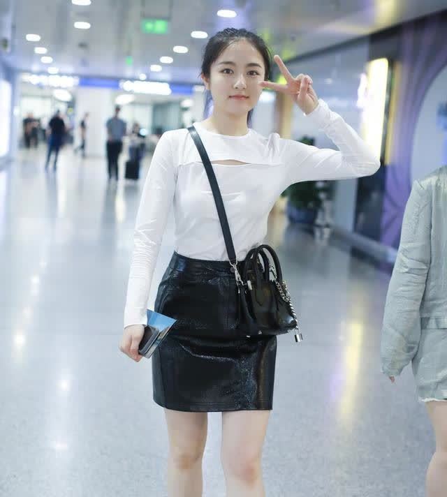 被22岁李兰迪美到了,白t恤 黑皮裙清新靓丽,扎高马尾更有活力