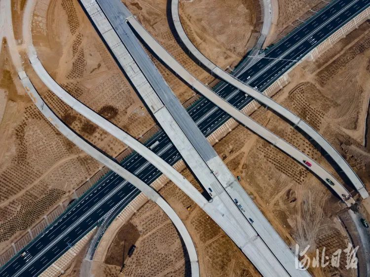 顺着由南向东的匝道转上全长约72公里的荣乌高速公路新线主路,位于zt7