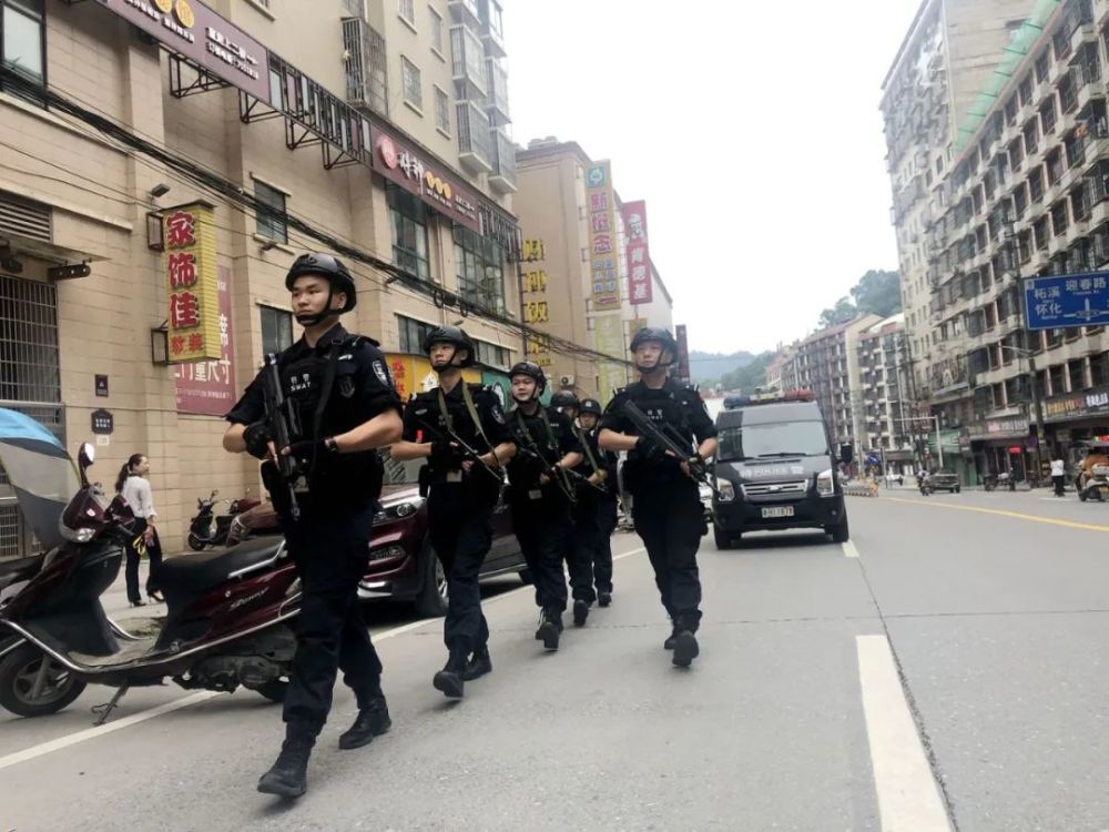 到一旁说:"你工作那么积极,学习能力也强,怎么不试着考一下人民警察呢