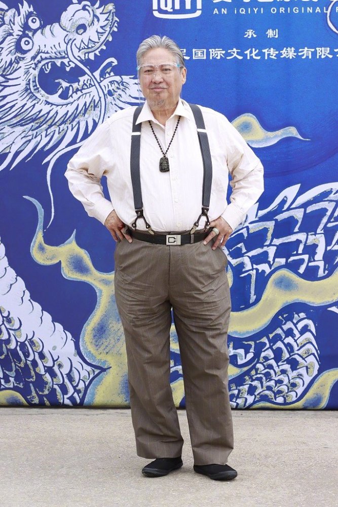 69岁洪金宝真不服老,梳油头系金腰带,穿西装革履尽显霸总范