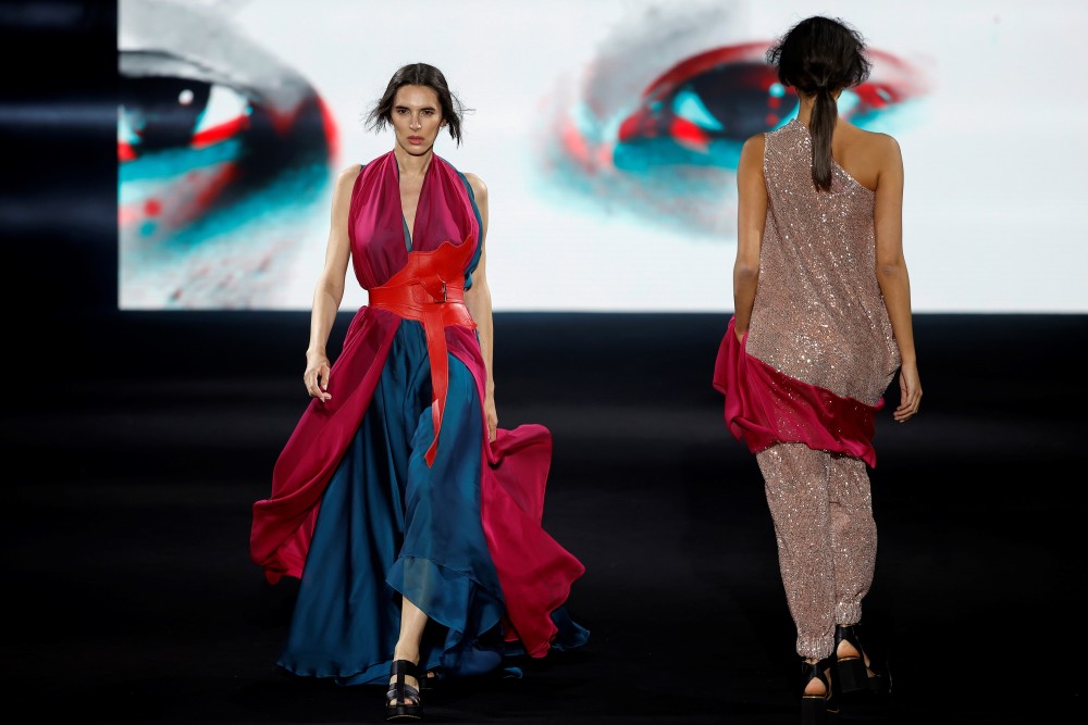 模特在西班牙马德里时装周上展示西班牙ulises merida品牌的2021/2022