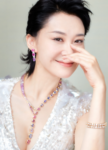 但是为什么唯独许晴能抵挡住岁月这把杀猪刀,能与许多年轻演员在戏中