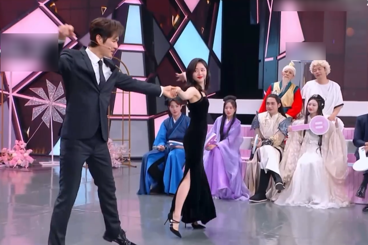 体面夫妇跳舞时看钟汉良抱谭松韵的姿势人品如何一目了然