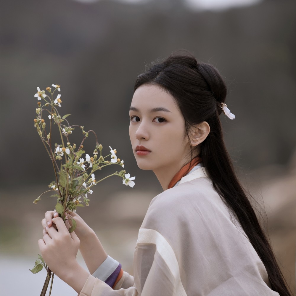 所谓伊人在水一方古风女生头像