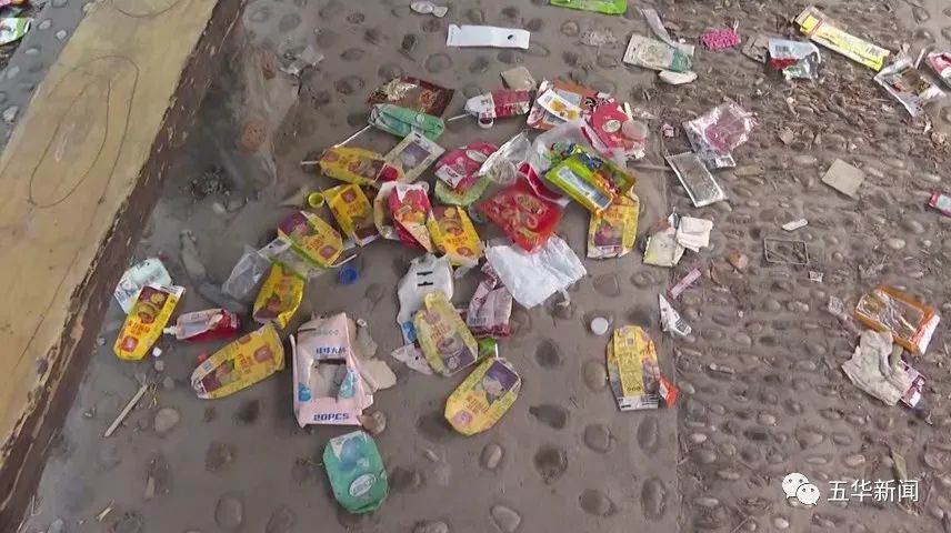 上缠绕着废弃通讯线路,地面上更是铺满了鲜红的"炮毯",废纸屑和落叶